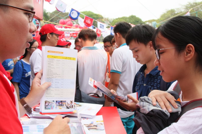 Học sinh tìm hiểu thông tin tuyển sinh trong Ngày hội tư vấn tuyển sinh - hướng nghiệp năm 2018 tại TP.HCM do báo Tuổi Trẻ tổ chức hôm 28-1 - Ảnh: TRẦN HUỲNH