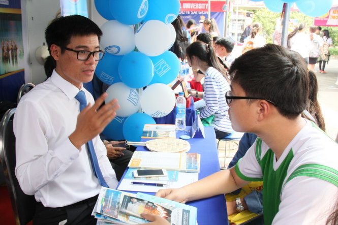 Học sinh tìm hiểu thông tin tuyển sinh của Trường ĐH KHXH&NV (ĐHQG TP.HCM) trong Ngày hội tư vấn tuyển sinh - hướng nghiệp năm 2018 tại TP.HCM do báo Tuổi Trẻ tổ chức - Ảnh: TRẦN HUỲNH
