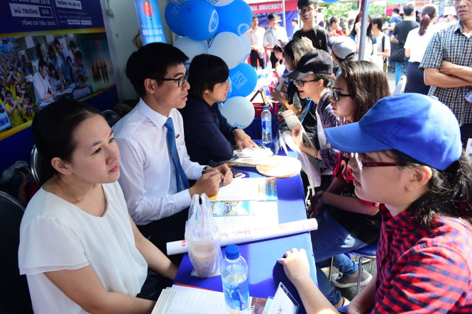 Thí sinh tìm hiểu thông tin tuyển sinh tại Ngày hội tư vấn tuyển sinh - hướng nghiệp 2018 tại TP.HCM - Ảnh: QUANG ĐỊNH