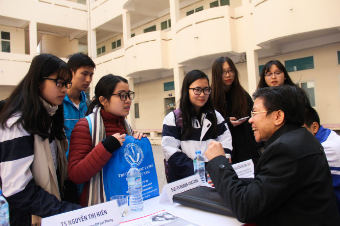Các thí sinh nghe cán bộ tư vấn giải thích về thông tin ngành nghề trong chương trình tư vấn tuyển sinh - hướng nghiệp 2018 ở Hải Phòng sáng 4-2 - Ảnh: TIẾN THẮNG