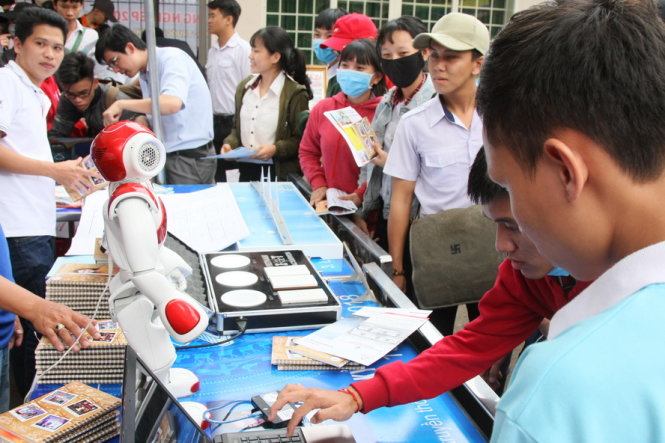 Học sinh tìm hiểu thông tin tuyển sinh và ngành học trong chương trình tư vấn tuyển sinh - hướng nghiệp 2018 tại Đồng Nai do báo Tuổi Trẻ tổ chức - Ảnh: TRẦN HUỲNH
