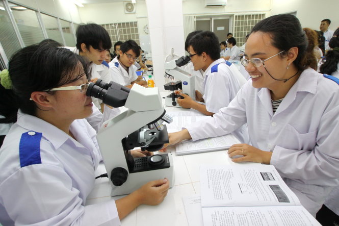 Sinh viên ngành y đa khoa Trường ĐH Y khoa Phạm Ngọc Thạch trong giờ thực hành - Ảnh: NHƯ HÙNG