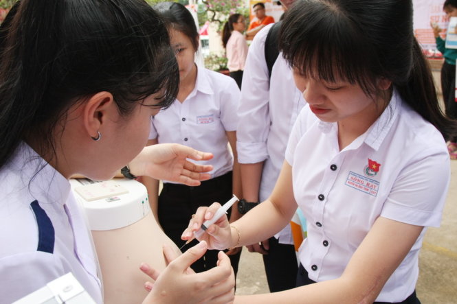 Học sinh tìm hiểu các ngành học trong lĩnh vực khoa học sức khỏe trong chương trình tư vấn tuyển sinh - hướng nghiệp 2018 do báo Tuổi Trẻ tổ chức - Ảnh: TRẦN HUỲNH