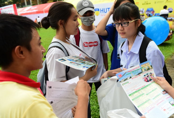 Học sinh tìm hiểu thông tin tuyển sinh của các trường tại Ngày hội tư vấn tuyển sinh - hướng nghiệp 2018 ở TP.HCM sáng 28-1-2018 - ẢNH: QUANG ĐỊNH