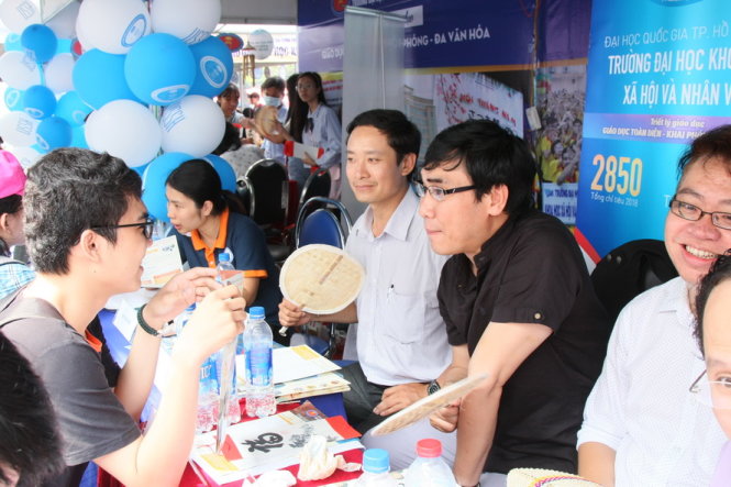 Học sinh tìm hiểu thông tin tuyển sinh của Trường ĐH KHXH&NV (ĐH Quốc gia TP.HCM) trong ngày hội tư vấn tuyển sinh - hướng nghiệp năm 2018 do báo Tuổi Trẻ tổ chức - Ảnh: TRẦN HUỲNH