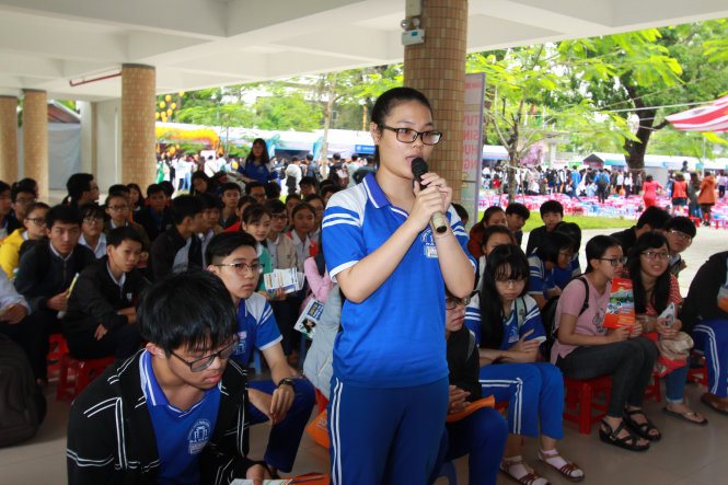Học sinh đặt câu hỏi với ban tư vấn tuyển sinh tại Chương trình tư vấn tuyển sinh-hướng nghiệp 2018 ở Đà Nẵng - Ảnh: TRƯỜNG TRUNG