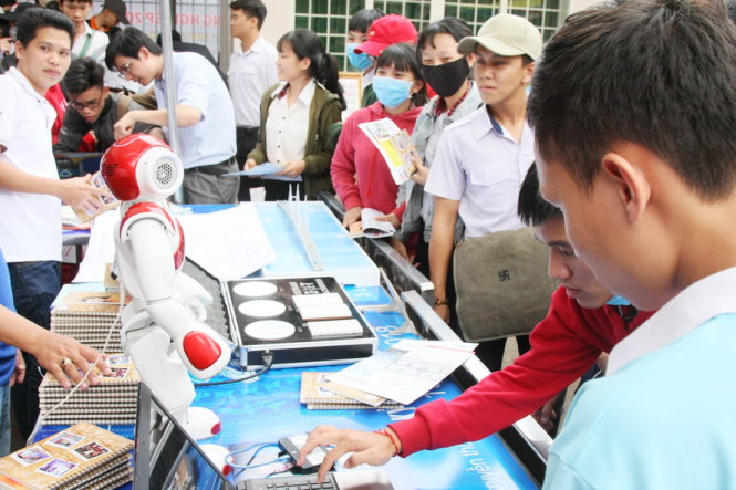 Học sinh tìm hiểu thông tin tuyển sinh trong chương trình tư vấn tuyển sinh hướng nghiệp năm 2018 do báo Tuổi Trẻ tổ chức - Ảnh: TRẦN HUỲNH