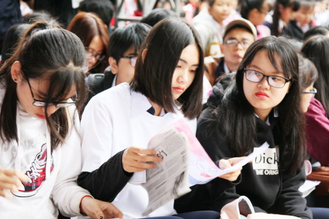 Học sinh tìm hiểu thông tin tuyển sinh ĐH - Ảnh: TRẦN HUỲNH