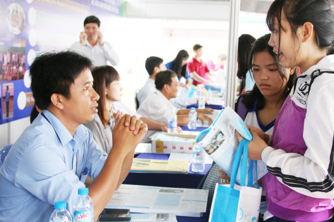Học sinh tìm hiểu thông tin tuyển sinh của Trường ĐH Cần Thơ trong ngày hội tư vấn tuyển sinh - hướng nghiệp do báo Tuổi Trẻ tổ chức - ảnh: TRẦN HUỲNH