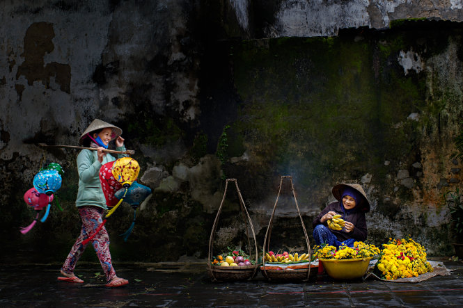 Tảo tần -Đằng sau những đôi quang gánh của các bà, các chị là cả một gia đình. Ảnh chụp ở phố cổ Hội An.   Ảnh: -Hoàng Bích Nhung