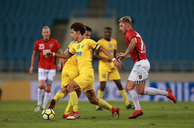 Một pha bóng trong trận Thanh Hóa hòa Bali 0-0. Ảnh: AFC
