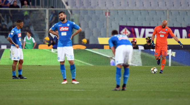 Nỗi thất vọng của các cầu thủ Napoli sau trận thua Fiorentina. Ảnh: REUTERS