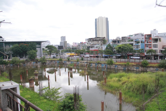 Dự án Đà Nẵng Center của Công ty cổ phần địa ốc Vũ Châu Long khởi công rầm rộ năm 2008 nhưng đến nay vẫn “đắp chiếu” sau khi thi công được phần móng. Ảnh: HỮU KHÁ