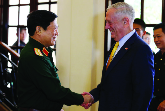 Bộ trưởng Bộ Quốc phòng Mỹ James Mattis gặp gỡ Bộ trưởng Quốc phòng, Đại tướng Ngô Xuân Lịch tại khách sạn Tân Sơn Nhất. Ảnh: Reuters