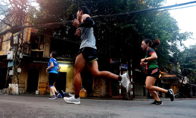 Những bước chạy trên phố cổ ở Giải marathon di sản Hà Nội.-Ảnh: Nam Khánh