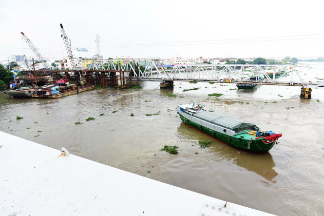 Cầu Bình Lợi được thiết kế có thể quay để các nhịp cầu mở ra cho các tàu thuyền lớn qua lại. Ảnh: QUANG ĐỊNH