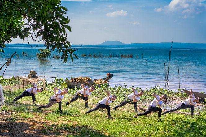 Tập yoga ở những nơi thiên nhiên đẹp là sản phẩm hấp dẫn của du lịch nghỉ dưỡng. Ảnh: Bảo Trọng