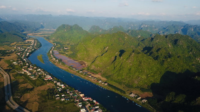 Sông Son xinh đẹp của Phong Nha - Kẻ Bàng, nơi đang trở thành điểm đến hấp dẫn của du khách quốc tế. Ảnh: Quang Định