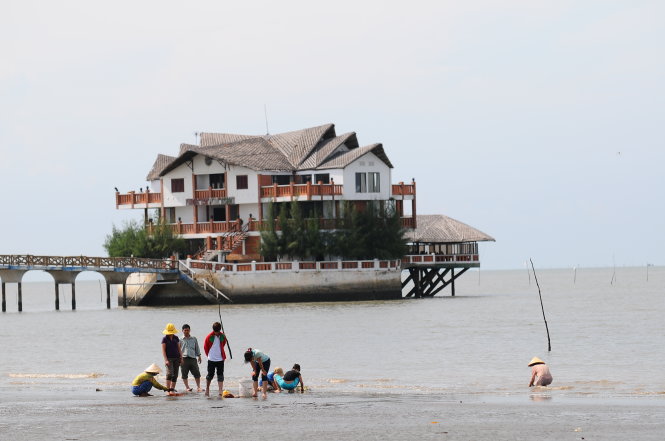 Du khách ra biển sớm xem ngư dân bắt nghêu gần khu du lịch Hòn Ngọc Phương Nam (Cần Giờ, TP.HCM). Ảnh: T.T.D.