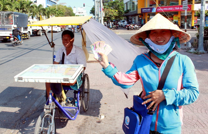 Người bán vé số dạo tại thành phố Bạc Liêu. Ảnh: CHÍ QUỐC