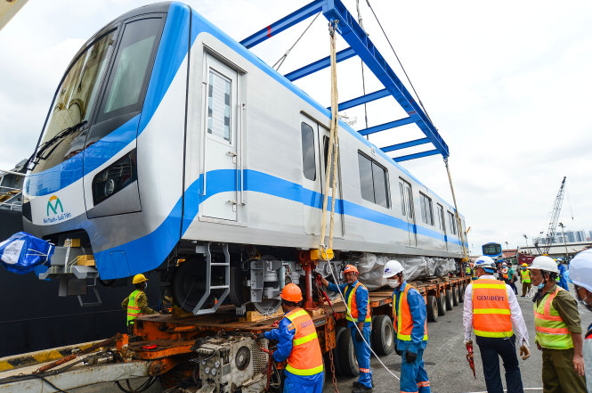 Các toa tàu đầu tiên của tuyến metro số 1 Bến Thành - Suối Tiên cập cảng Khánh Hội, TP.HCM sáng 8-10. Ảnh: QUANG ĐỊNH