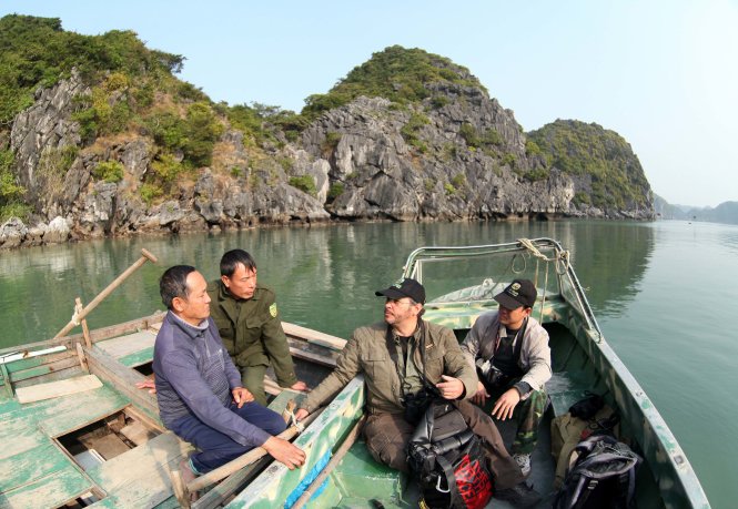 Ông Neahga Leonard (thứ 3 từ trái qua) trong một chuyến đi thực địa. Ảnh: Bui Lam Khanh