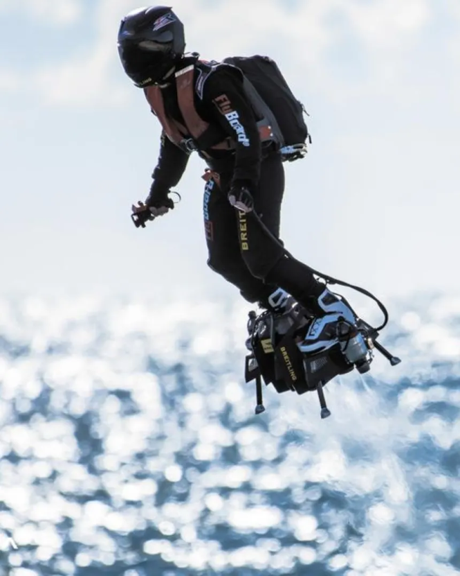 Franky Zapata và ván bay Flyboard Air. -Ảnh: Zapata