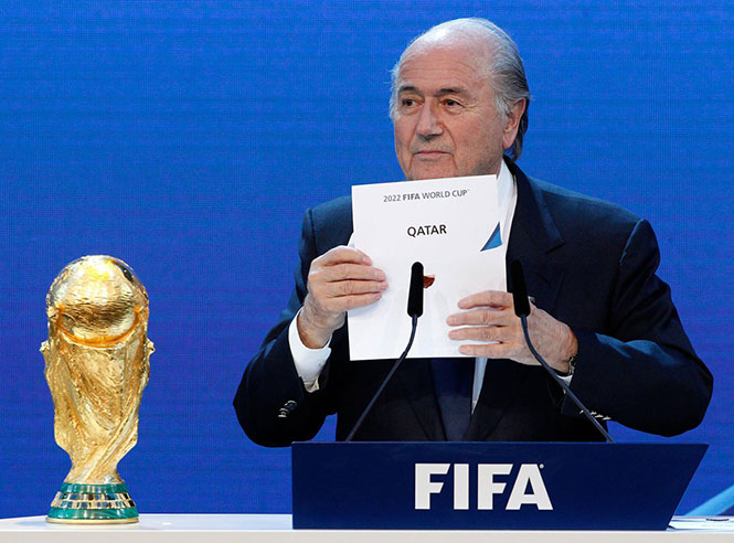 Chủ tịch FIFA Sepp Blatter công bố Qatar được trao quyền đăng cai World Cup 2022 - Ảnh: wordpress.com