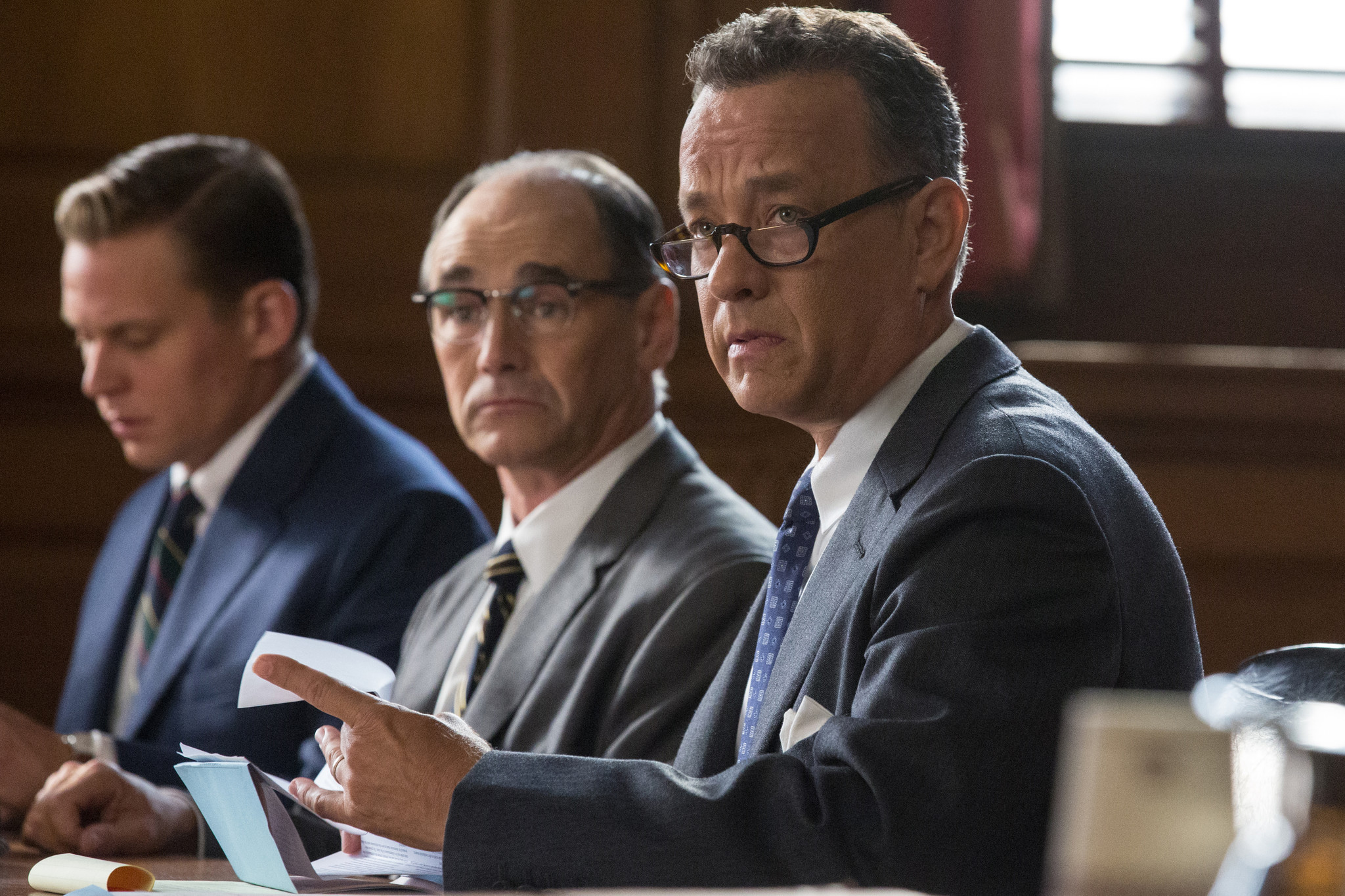 Tom Hanks (phải) trong vai luật sư Donovan và diễn viên Anh Mark Rylance (giữa)  trong vai điệp viên Abel  trong 