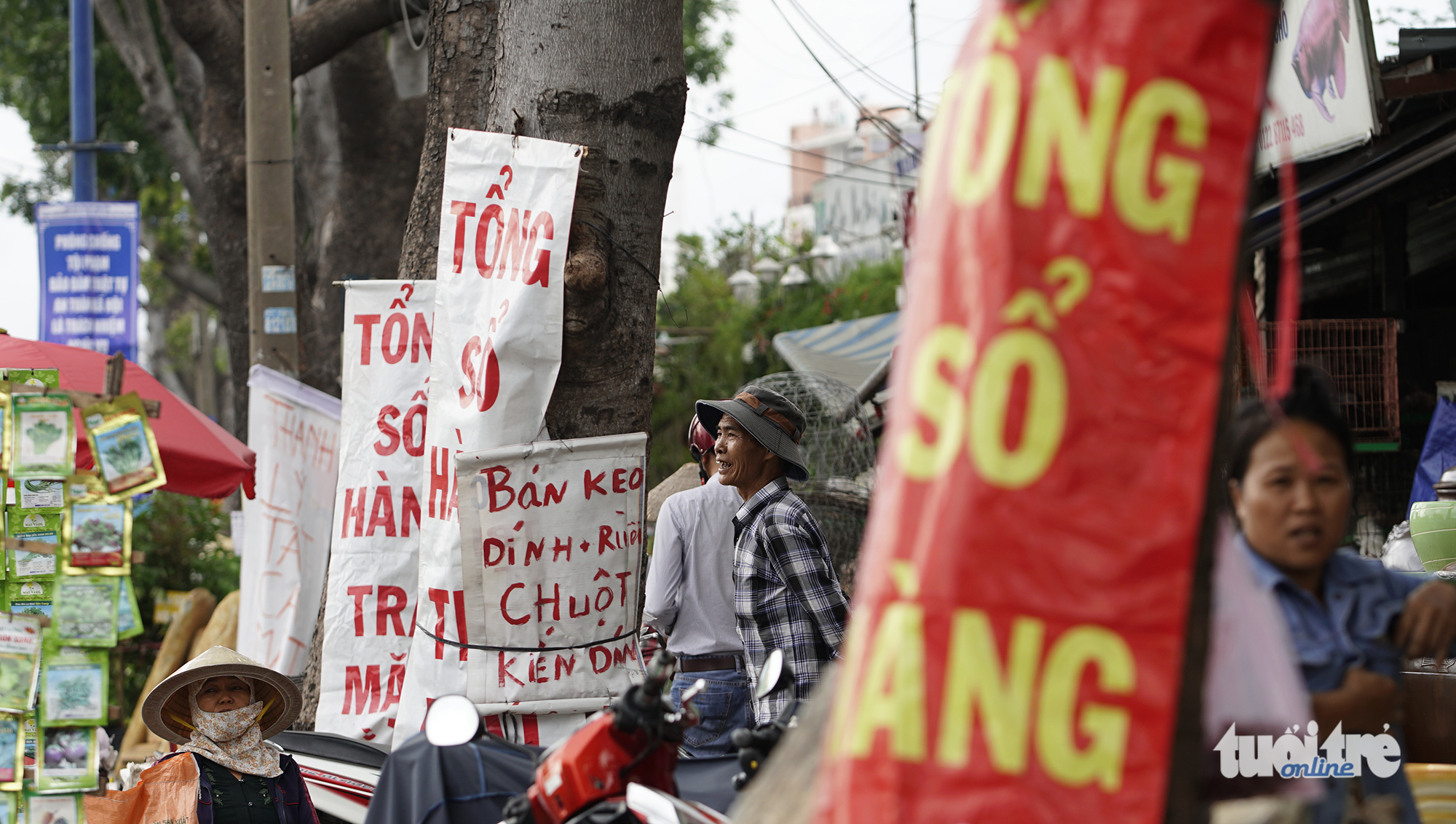 Dày đặc các biển thông báo tổng sổ hàng để trả mặt bằng