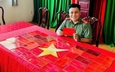 Xúc động hình ảnh đu trend xếp hình cờ Tổ quốc bằng sổ hiến máu