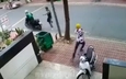Bị bắt quả tang, hai tên trộm xe máy bị vụt không trượt phát nào