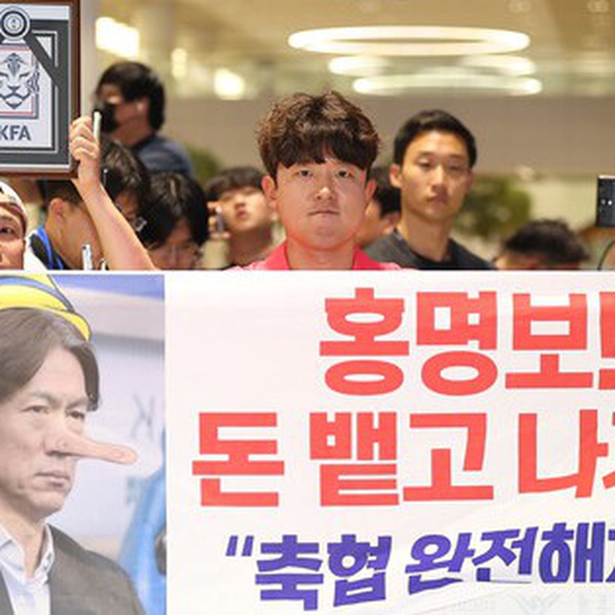 HLV Hong Myung Bo bị đám đông phục kích ở sân bay lúc 4h sáng, với yêu cầu 'cút khỏi Hàn Quốc'