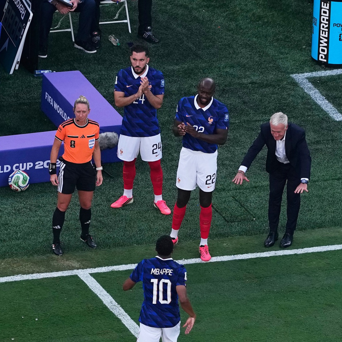 HLV tuyển Pháp cúi đầu thán phục trước Mbappe