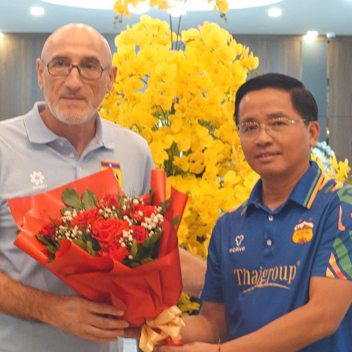 Tuyển Lào đi đường bộ đến Pleiku 'luyện công' cho ASEAN Cup 2026