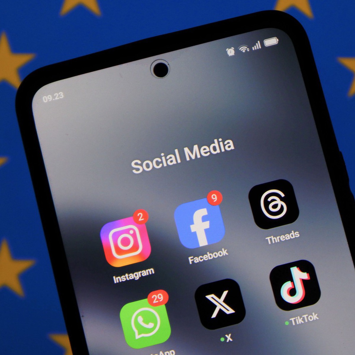 Châu Âu yêu cầu Meta tắt tính năng gây nghiện trên Facebook và Instagram
