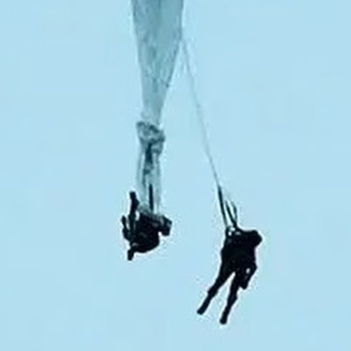 Lính dù Trung Quốc cứu đồng đội ngất xỉu giữa không trung trong tình huống nguy hiểm
