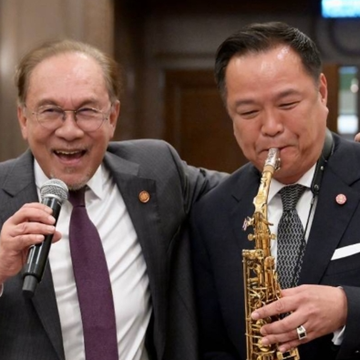 Thủ tướng Thái Lan Anutin Charnvirakul thổi kèn saxophone trong chuyến thăm Malaysia