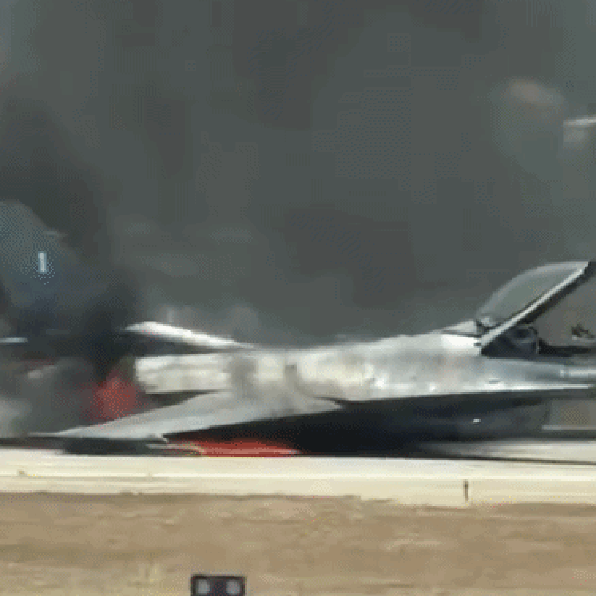 Tiêm kích F-16 cháy ngùn ngụt sau khi hạ cánh ở Hy Lạp