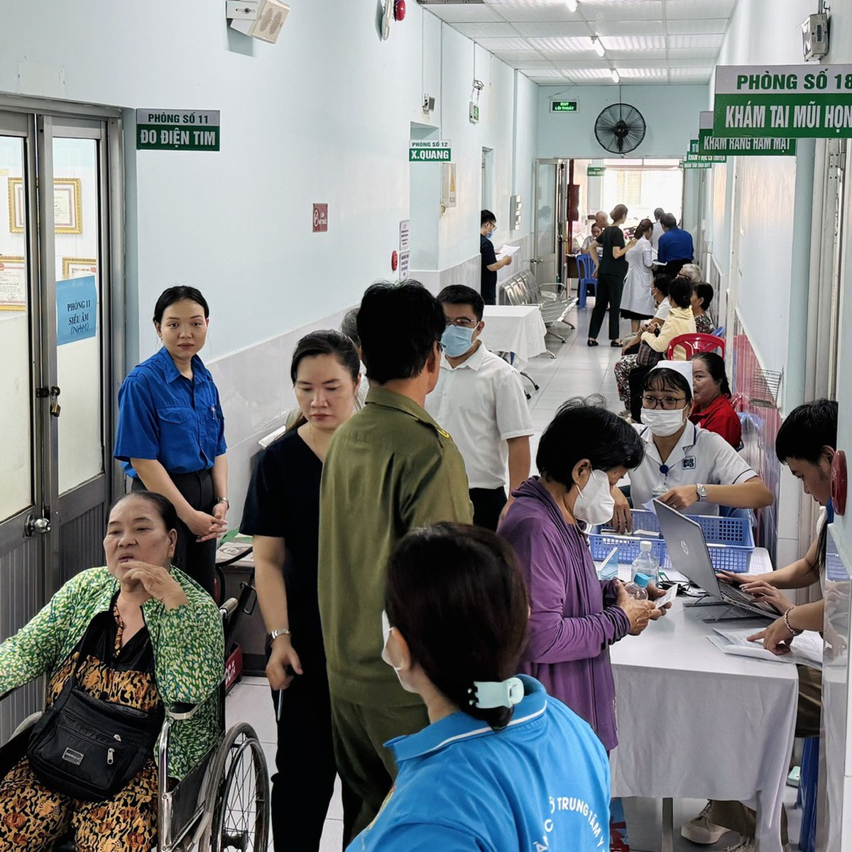 Trước khi chuyển đổi các trung tâm y tế khu vực thành bệnh viện cấp cơ bản, Sở Y tế TP.HCM ưu tiên đầu tư vào năng lực quản trị của đội ngũ lãnh đạo. Các giám đốc bệnh viện tuyến cuối được mời trực tiếp chia sẻ kinh nghiệm điều hành thực tiễn.
