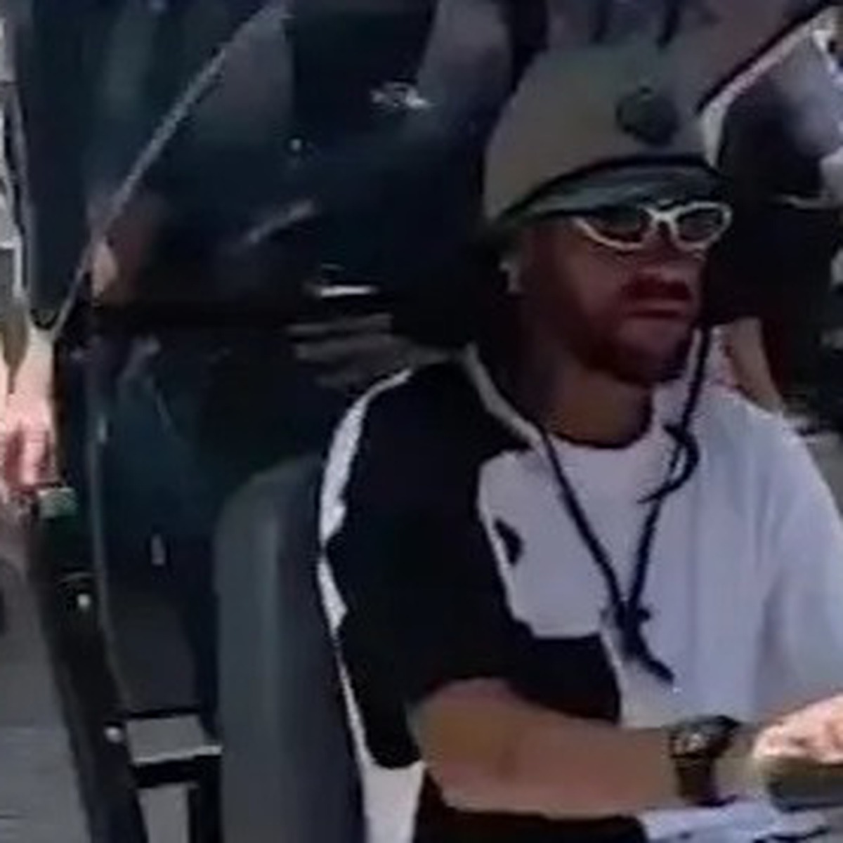 Neymar lái xe điện 'chill chill' ở công viên giải trí Universal sau World Cup 2026