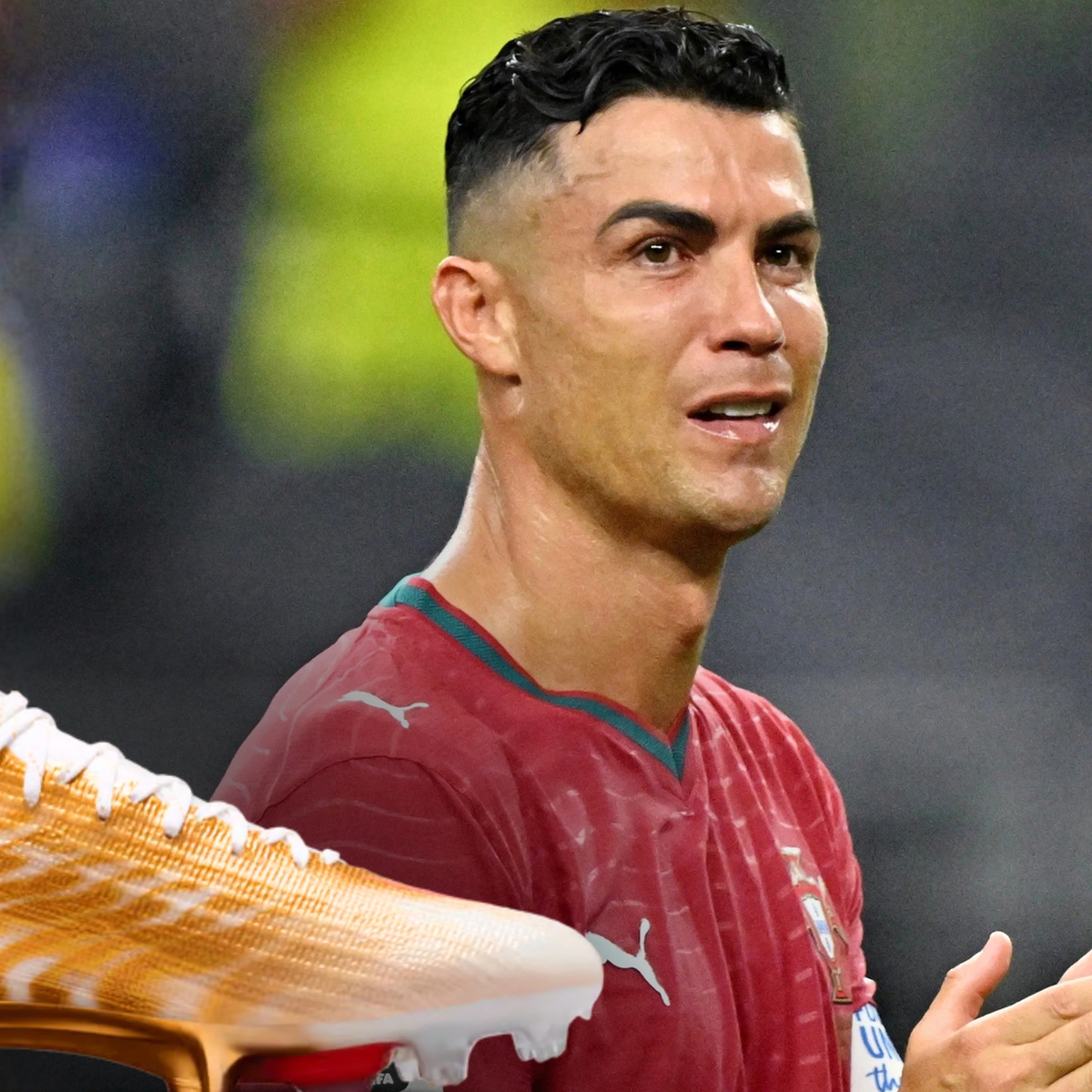 Ronaldo tặng fan đôi giày cực hiếm