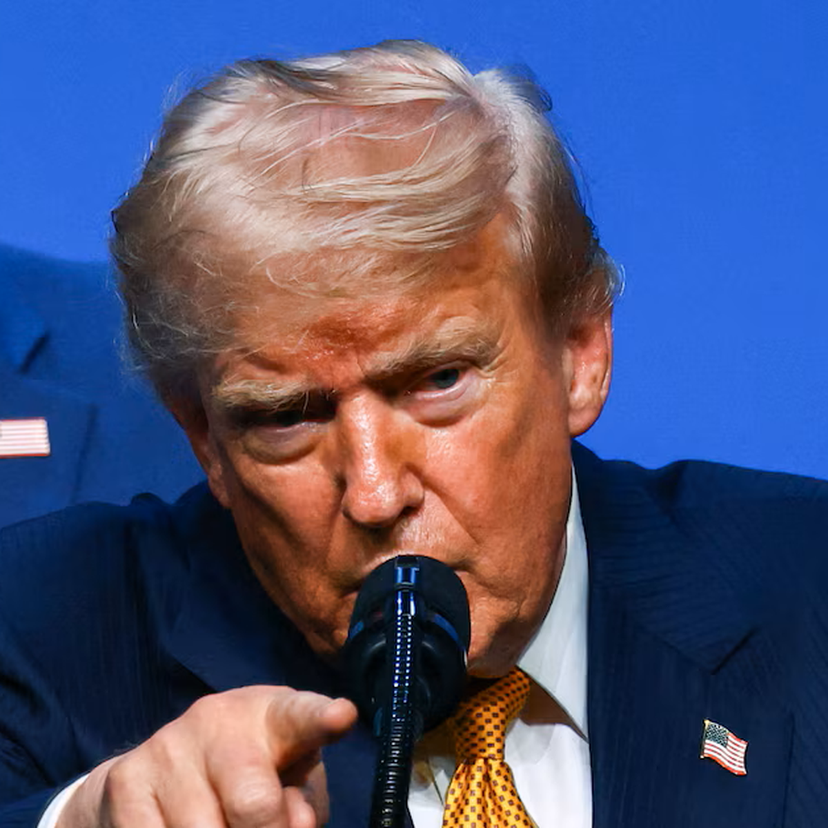 Ông Trump: Hàng ngàn tên lửa sẵn sàng xóa sổ Iran nếu dám ám sát tôi