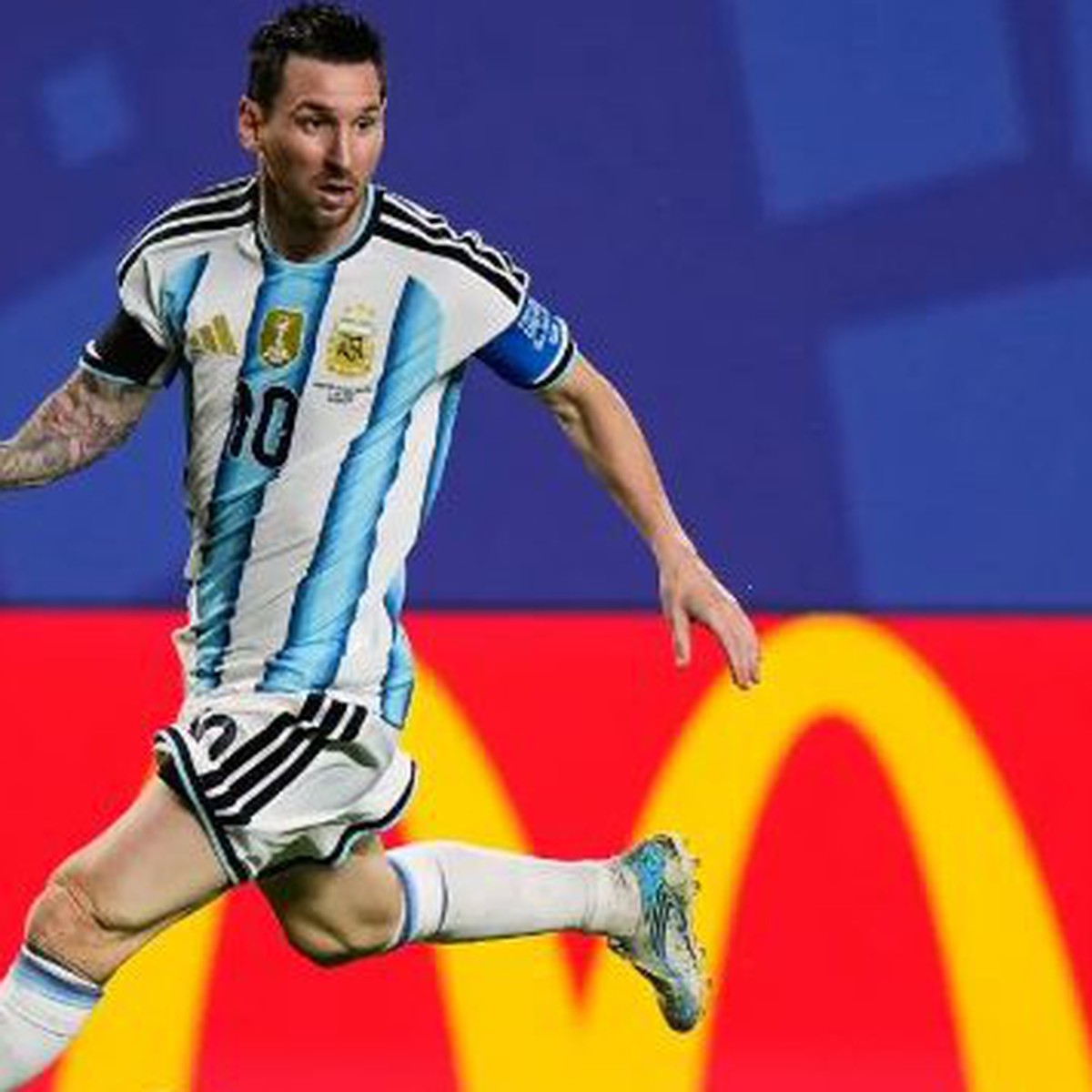 Báo chí Anh 'kích động' vì Tam sư đối đầu Messi