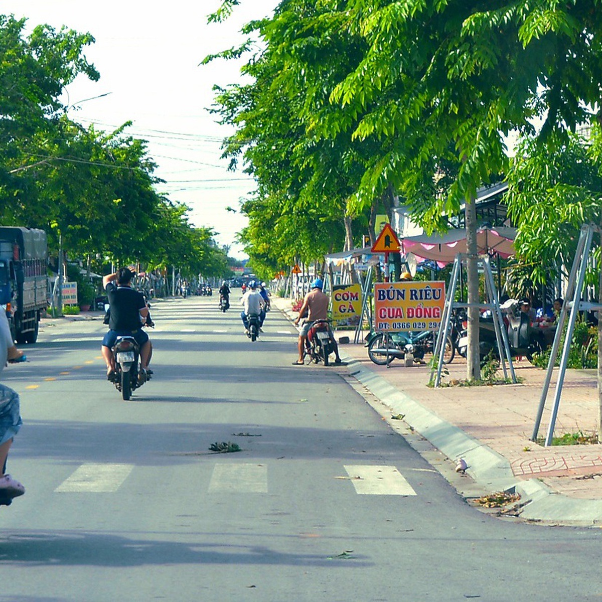Thi thể trẻ sơ sinh đựng trong giỏ xách bỏ ven đường