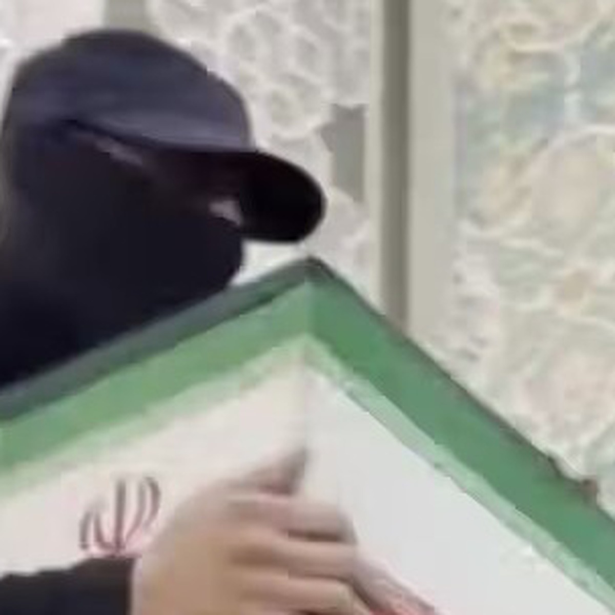 Bí ẩn người đàn ông đeo khẩu trang tại tang lễ Ali Khamenei gây xôn xao