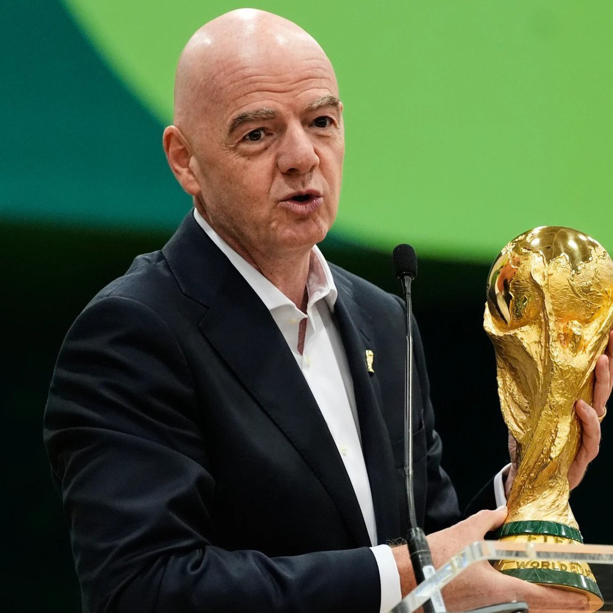 Chủ tịch FIFA bị đề nghị điều tra sau vụ xóa thẻ đỏ cho sao tuyển Mỹ