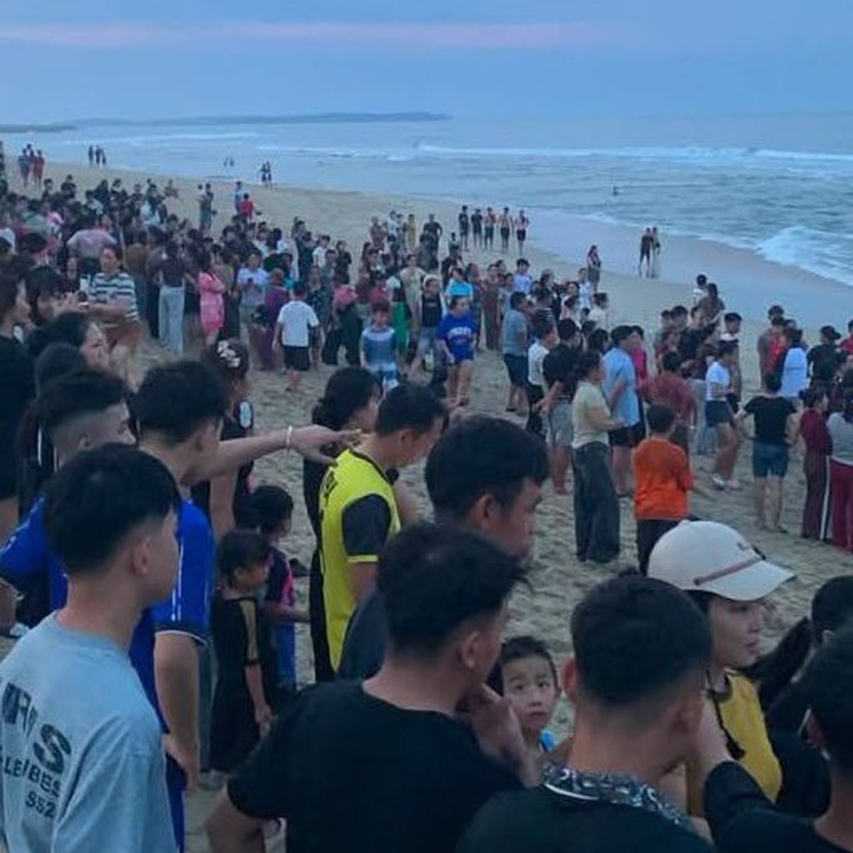 Thêm một vụ sóng cuốn khi tắm biển, bé trai lớp 7 mất tích