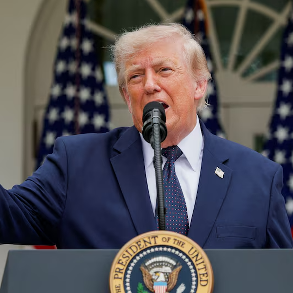 Ông Trump thông báo với Quốc hội việc nối lại chiến sự với Iran, muốn vùng Vịnh 'chia tiền' bảo vệ