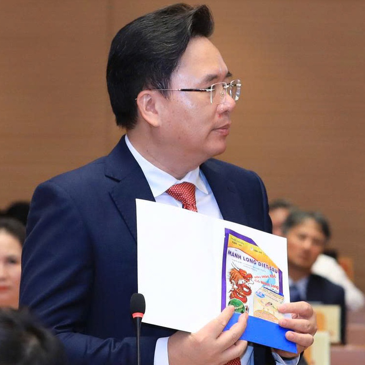Đại biểu HĐND TP Hà Nội chất vấn Chủ tịch phường về thuốc bảo vệ thực vật
